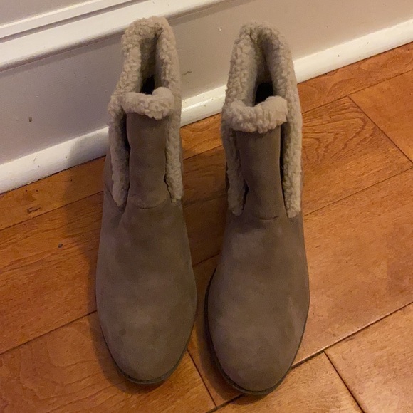 Taupe brown booties with fur lining the inside. - Picture 3 of 3
